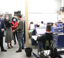 Su Majestad la Reina recibe explicación en el Aula de impresora 3D, durante su recorrido