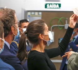 Doña Letizia ante la impresión en 3D de una imagen de Sus Altezas Reales la Princesa de Asturias y la Infanta Doña Sofía
