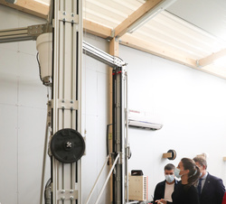 Doña Letizia durante su recorrido por las instalaciones, ante una impresora 3D de gran tamaño