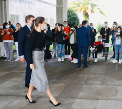 Doña Letizia a su salida del Centro Integrado de Formación Profesional “Politécnico de Santiago” se despide de los alumnos presentes