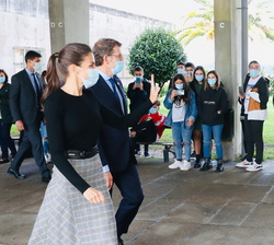 Los alumnos esperan a Su Majestad la Reina a la salida de su visita a las instalaciones