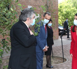 A su llegada, Su Majestad la Reina recibe el saludo de las autoridades