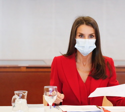 Su Majestad la Reina abre la sesión y concede la palabra a la directora de la Residencia de Esutidantes