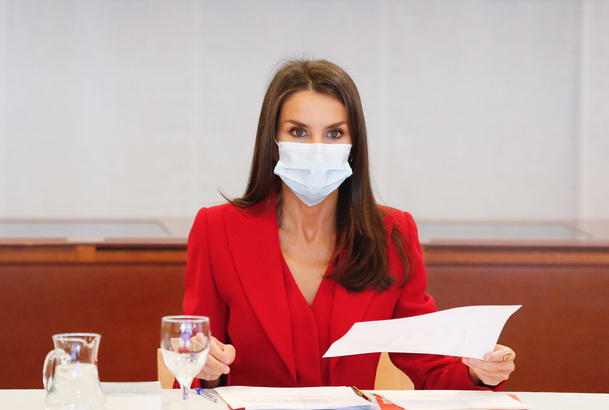 Su Majestad la Reina abre la sesión y concede la palabra a la directora de la Residencia de Esutidantes