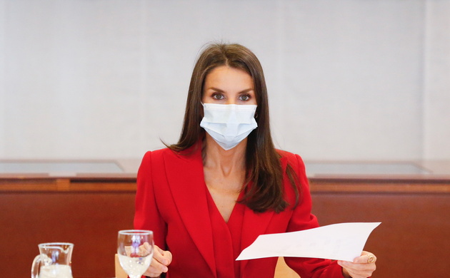 Su Majestad la Reina abre la sesión y concede la palabra a la directora de la Residencia de Esutidantes