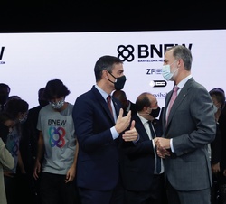 El Rey y el presidente del Gobierno conversan tras la entrega de premios