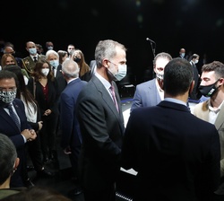 Don Felipe conversa con los premiados en presencia del presidente del Gobierno