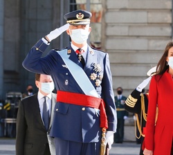 Sus Majestades los Reyes durante los Honores de Ordenanza