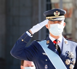 Su Majestad el Rey durante los Honores de Ordenanza