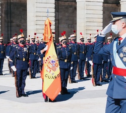 Su Majestad el Rey saluda al paso frente a la Enseña Nacional durante la revista a las tropas