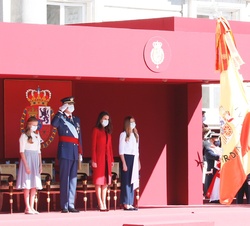 La Familia Real durante el desfile de las tropas al paso de la Enseña Nacional