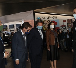 Su Majestad el Rey recibe el saludo del alcalde de Madrid, José Luis Martinez Almeida