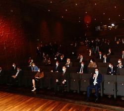 Su Majestad el Rey en la primera fila del auditorio