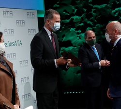 Su Majestad el Rey entrega el premio Autónomo del Año al Consejo General de Colegios de Gestores Administrativos, recogido por su presidente, Jesús Sa