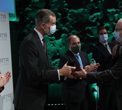 Su Majestad el Rey entrega el premio Autónomo del Año al Consejo General de Consejos de Médicos, recogido por su presidente, Serafín Romero Agüit