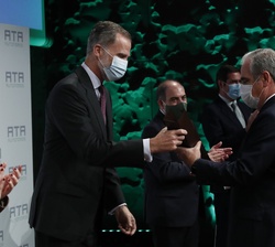 Su Majestad el Rey entrega el premio Autónomo del Año al Consejo General de Colegios Oficiales de Farmacéuticos, recogido por su presidente,Jesús Agui