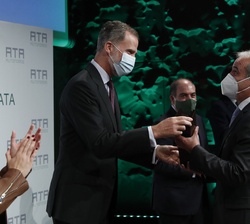 Su Majestad el Rey entrega el premio Autónomo del Año al Consejo General de Colegios de Graduados Sociales, recogido por su presidente, Ricardo Gabald