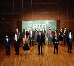 Su Majestad el Rey con las autoridades y los premiados
