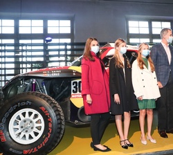 Sus Majestades los Reyes y Sus Altezas Reales la Princesa de Asturias y la Infanta Doña Sofía junto al vehículo de rallye de Carlos Sainz