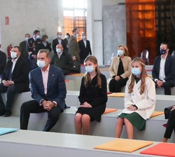 Los Reyes y sus hijas, la Princesa de Asturias y la Infanta Doña Sofía durante la mesa redonda virtual sobre Matemáticas