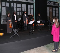 Los Reyes y sus hijas con los artistas en la instalación artística audiovisual “Morricone Suite”