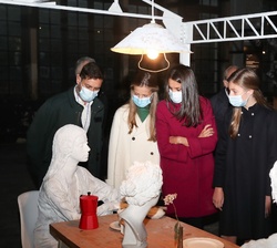 Los Reyes y sus hijas en durante el recorrido por adaptaciones escultóricas de poemas de Anne Carson realizadas por Federico Granell, quien realiza un