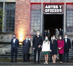 Sus Majestades los Reyes y Sus Altezas Reales la Princesa de Asturias y la Infanta Doña Sofía tras su visita a la "Nave Artes y Oficios"