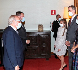 SS.MM. los Reyes acompañados de la Princesa de Asturias y la Infanta Doña Sofía saludan al Presidente del Principado de Asturias y al Presidente de la