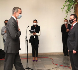 Don Felipe y Doña Letizia acompañados de la Princesa de Asturias y la Infanta Doña Sofía reciben el saludo de las autoridades presentes en la audienci