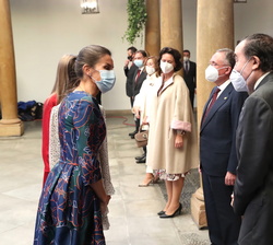 Su Majestad la Reina y Sus Altezas Reales reciben el saludo del Director emérito vitalicio de la Fundación Princesa de Asturias