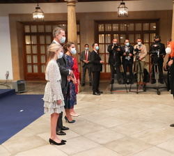 Don Felipe, Doña Letizia y Sus Altezas Reales reciben en audiencia a los premiados con los premios Princesa de Asturias 2020