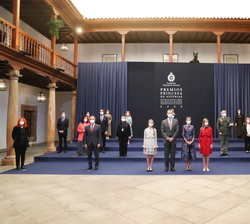 Sus Majestades los Reyes y Sus Altezas Reales acompañados de los premiados asistentes a la audiencia