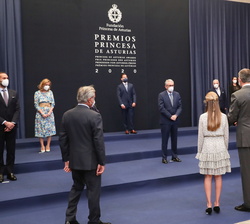 Sus Majestades los Reyes y Sus Altezas Reales conversan con los premiados asistentes a la audiencia