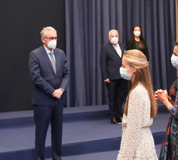 Doña Letizia y la Princesa de Asturias conversan con los premiados presentes