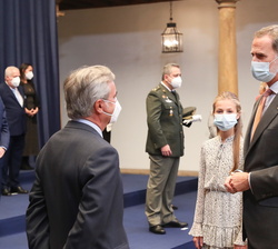Don Felipe conversa con Carlos Sainz en presencia de la Princesa de Asturias