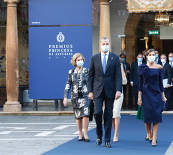 Don Felipe, Doña Letizia y Doña Sofía acompañados de Sus Altezas Reales