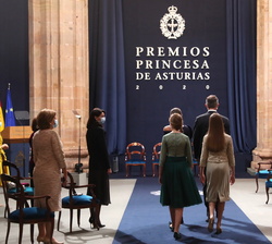 Sus Majestades los Reyes y Sus Altezas Reales en la Ceremonia de entrega de los Premios Princesa de Asturias 2020