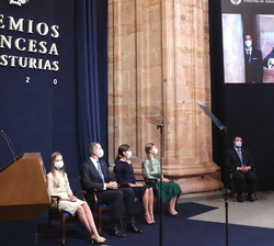 Proyección de la interpretación de de Deborah's Theme de Ennio Morricone, Premio Princesa de Asturias de las Artes, por una orquesta conducida por