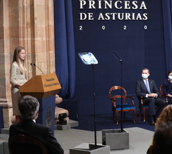 Sus Majestades los Reyes y La Infanta Doña Sofía en el transcurso de la intervención de Su Alteza Real la Princesa de Asturias