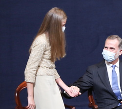 Don Felipe recibe a Doña Leonor tras su intervención en la Ceremonia de entrega de los Premios Princesa de Asturias 2020