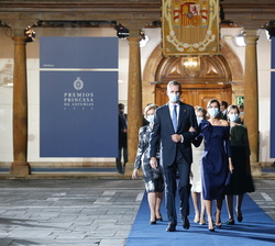 Sus Majestades los Reyes tras finalizar el acto abandonan el Salón Covadonga acompañados de Su Majestad la Reina Doña Sofía y Sus Altezas Reales la Pr