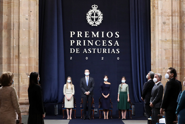 Sus Majestades los Reyes y Sus Altezas Reales, la Princesa de Asturias y la Infanta Doña Sofía