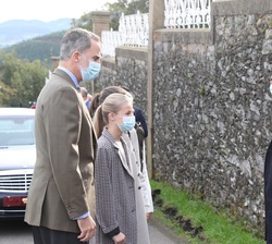 Sus Majestades los Reyes, Sus Altezas Reales la Princesa de Asturias y la Infanta Doña Sofía son recibidos por el presidente del Principado de Asturia