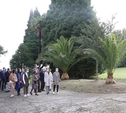 Don Felipe, Doña Letizia, Doña Leonor y Doña Sofía durante el recorrido por Somao