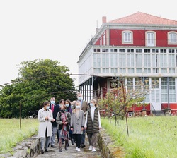 Don Felipe, Doña Letizia, Doña Leonor y Doña Sofía con La Casona de fondo en su recorrido por Somao (Pravia) Asturias