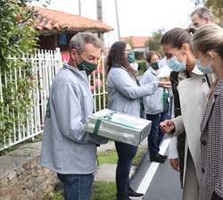 Doña Letizia y la Infanta Doña Sofía contemplan uno de los obsequios presentados por la Asociación de Festejos de Somao
