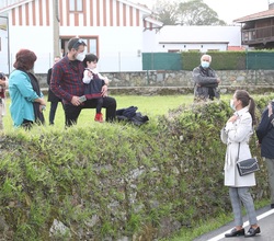 Don Felipe, Doña Letizia, Doña Leonor y Doña Sofía reciben el saludo de los más jóvenes de Somao, Pueblo Ejemplar de Asturias 2020