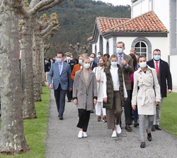Don Felipe, Doña Letizia, Doña Leonor y Doña Sofía en su visita a Somao Pueblo Ejemplar de Asturias 2020