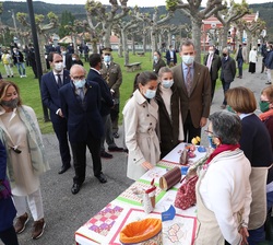 Sus Majestades los Reyes, Sus Altezas Reales la Princesa de Asturias y la Infanta Doña Sofía  con la Asociación de Mujeres de Somao