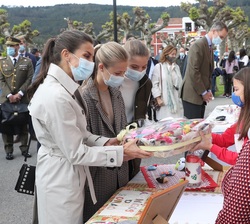 Su Majestad la Reina y Sus Altezas Reales la Princesa de Asturias y la Infanta Doña Sofía reciben un cariñoso obsequio de las integrantes más jóvenes 